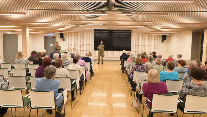 Seniori piedalās informatīvā pasākumā "Esi zinošs krīzes situācijā" Ogres Centrālajā bibliotēkā. 