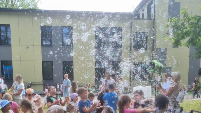 Bērni spēlējas ar ziepju burbuļiem