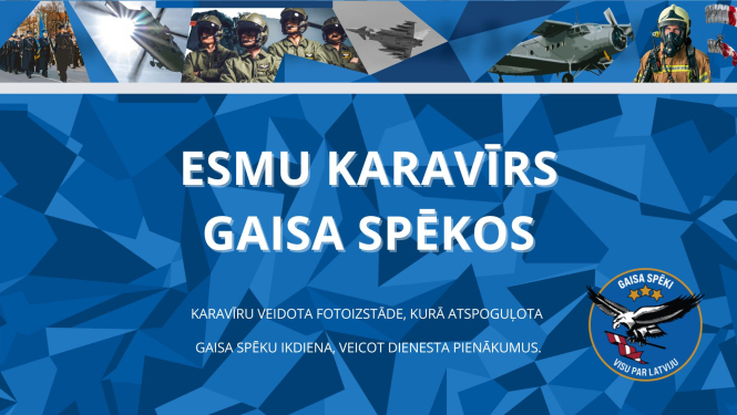 Afiša izstādei. Augšējā daļā joslā karavīru fotoattēli. Fons zils, ģeometriskām figūrām. Apakšējā labajā stūrī Gaisa spēku logo.