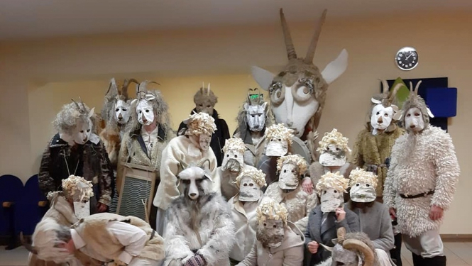 Suntažu folkloras kopa piedalās masku tradīciju festivālā