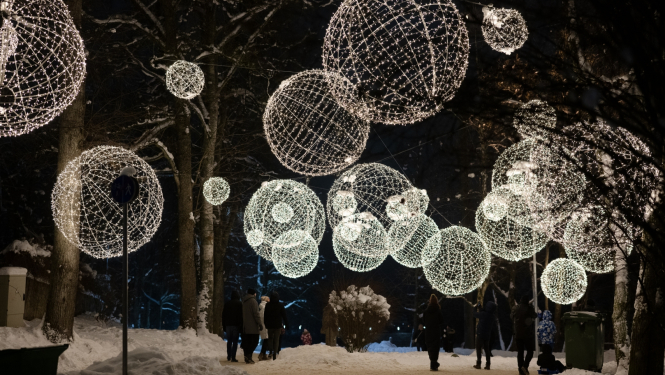 Mirdzošas bumbas - svētku rotājumi Ogres pilsētā, izgaismoti diennakts tumšajā laikā