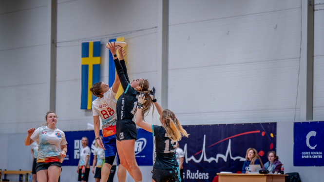 Frisbija sacensības Rīgas rudens 2023 spēle meitenes