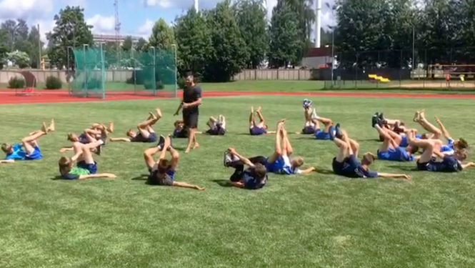 Jaunie futbolisti uzlabo fizisko sagatavotību