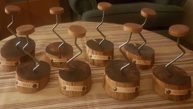 Ogres 1. vidusskolas darbinieki un vecāki saņem balvas