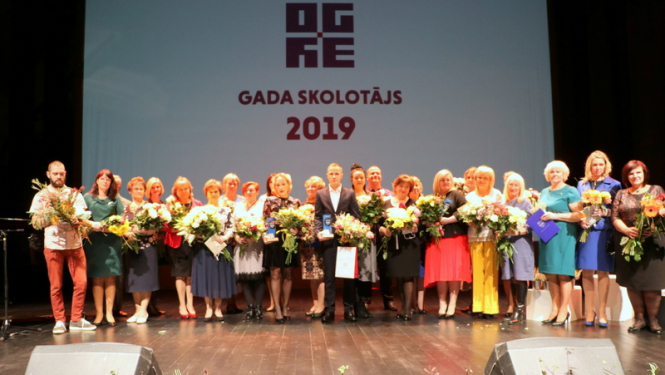 Pasniedz balvu “Gada skolotājs 2019”