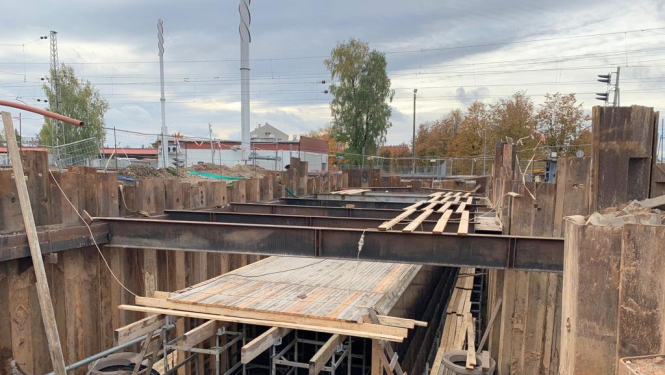 Gājēju tuneļa būvniecība zem dzelzceļa norit pēc grafika