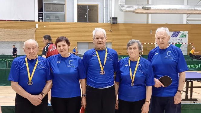 Sportisti, kas Latvijas Sporta Veterānu Savienības 60. sporta spēlēs galda tenisā pārstāvēja Ogres novadu.