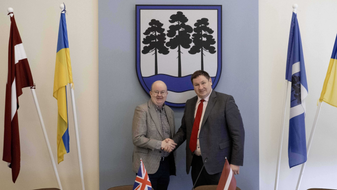 Sarokojas Lielbritānijas vēstnieks un Egils Helmanis