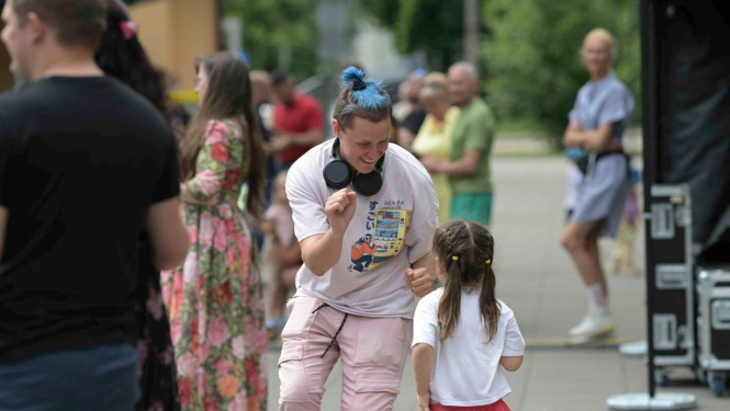 Pieaugušais un bērns sarokojas Ģimenes diena Ogrē 2024