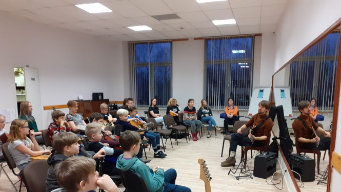 Ģitārspēles meistarklase ar Matīsu Čudaru iedvesmo jaunos ģitāristus
