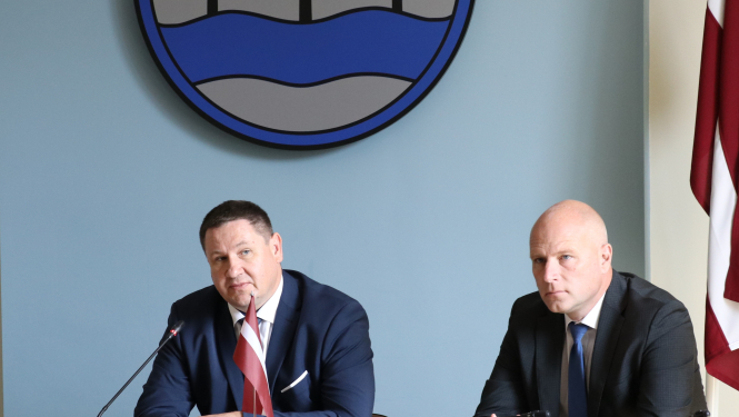 E.Helmanis ar savu vietnieku lūdz samazināt atalgojumu par 20%