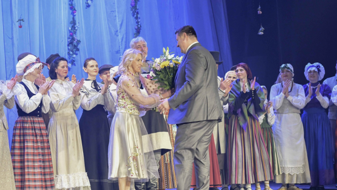 Egils Helmanis pēc koncerta noskatīšanās sveic Ilutu Mistri 55. dzimšanas dienā