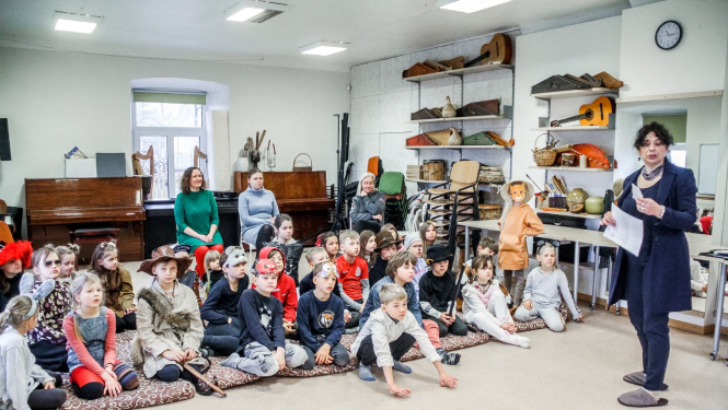 Bērni un ilustratore Agija Staka