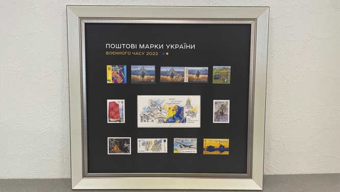 Čerņihivas pilsēta Ukrainā dāvina Ogres novada pašvaldībai pastmarku izlasi “Kara stunda 2022”