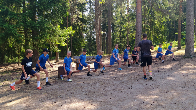 Sporta treniņi mežā