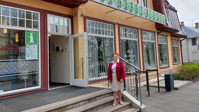 Ināra Klintsone Pie zelta liepas