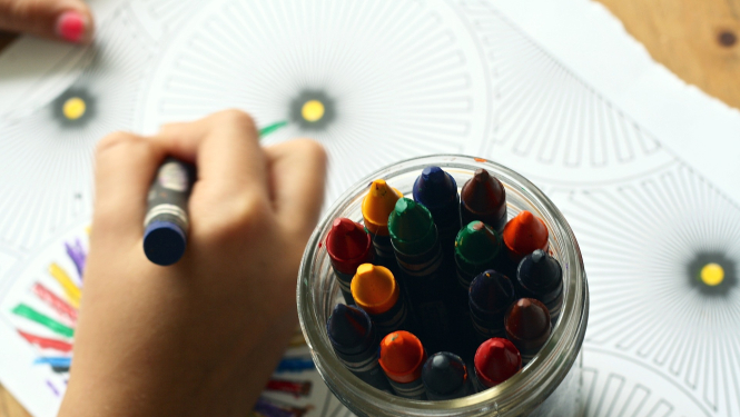 Bērns zīmē ar krītiņiem