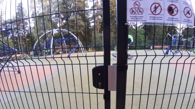 Izdemolēts rotaļu laukums Čakstes prospektā