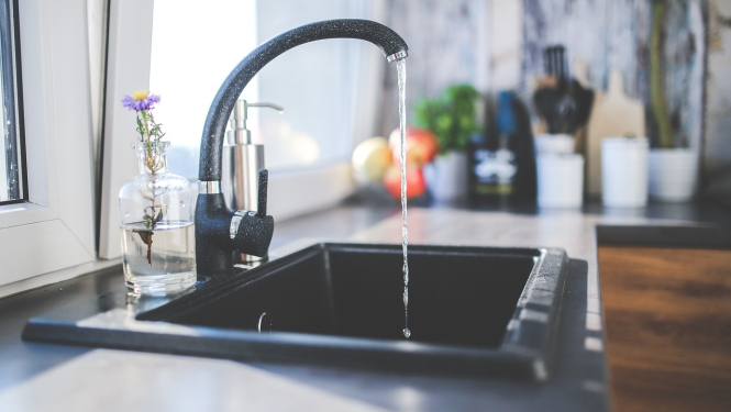 Izliente, krāns un tekošs ūdens