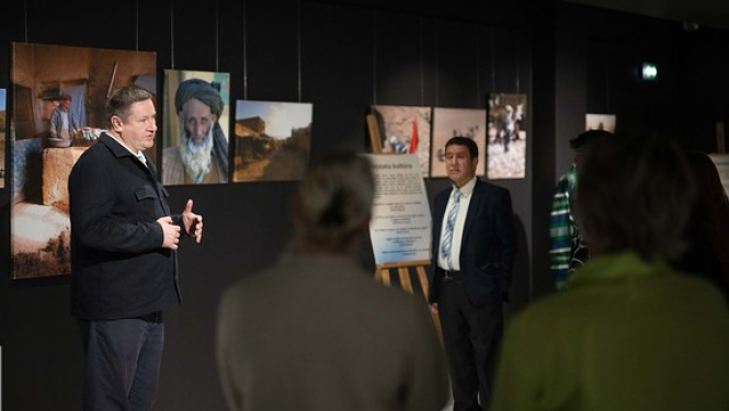 Egils Halmanis un Maimanas bijušais mērs Nazars Mohammads Sahebs Zadahs, fonā foto izstādes no Afganistānas 18.10.2024.