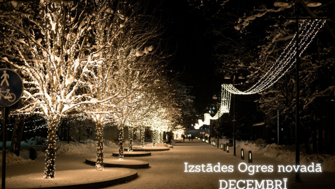 Attēls ar gājēju ielas Ziemassvētku apgaismojuma rotājumiem ziemā sniegā