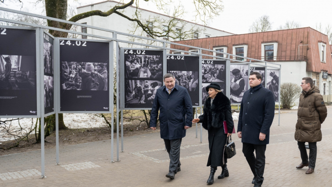Egils Helmanis, Monika Mihališina un Edvards Ratnieks iepazīstas ar izstādi "24.02"