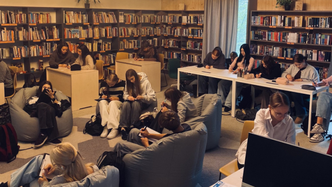 Ogres Centrālā bibliotēka realizē projektu par jauniešu iesaisti grāmatniecībā -jaunieši bibliotēkā darbojas
