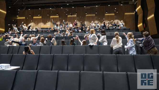 Foruma dalībnieki gaisā palaiž papīra lidmašīnas