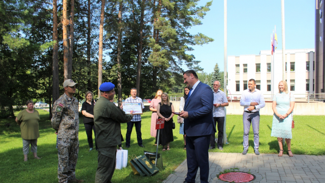 Ukrainas Nacionālās gvardes Pateicības raksta un Goda zīmes par ieguldījumu Ukrainas civiliedzīvotāju uzņemšanā Latvijā pasniegšana Ogres novada pašvaldības domes priekšsēdētājam Egilam Helmanim