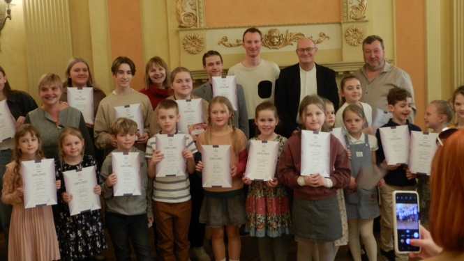 Bērni ar diplomiem stāstnieku konkursā Anekdošu virpulis 2024
