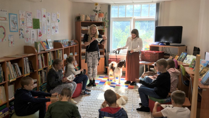 Ogres Centrālajā bibliotēkā sākušās kanisterapijas nodarbības bērniem