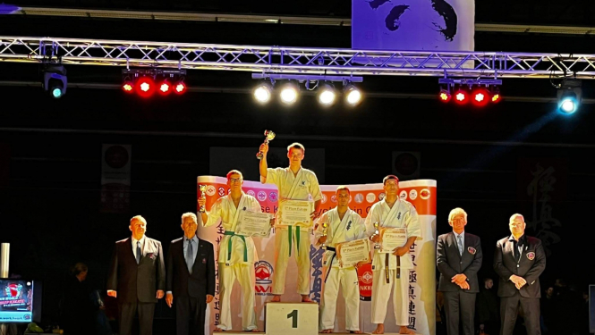 Rauda uz pjedestāla pēc karatē sacensībām 11.2023.