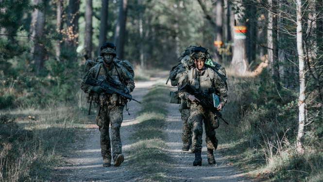 NBS Karavīri apmācībās uz meža ceļa