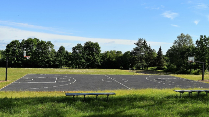 Ķeipenes pamatskolā atjaunots basketbola un aktīvās atpūtas laukums