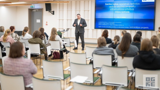 Egils Helmanis saka uzrunu Latvijas Biozinātņu un tehnikas universitātes studentiem, kuri gatavojas izstrādāt attīstības vīziju Ķentes kalnam.
