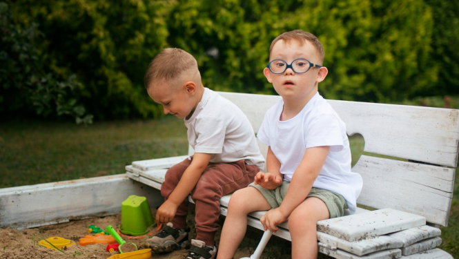 Bērni smilšu kastē