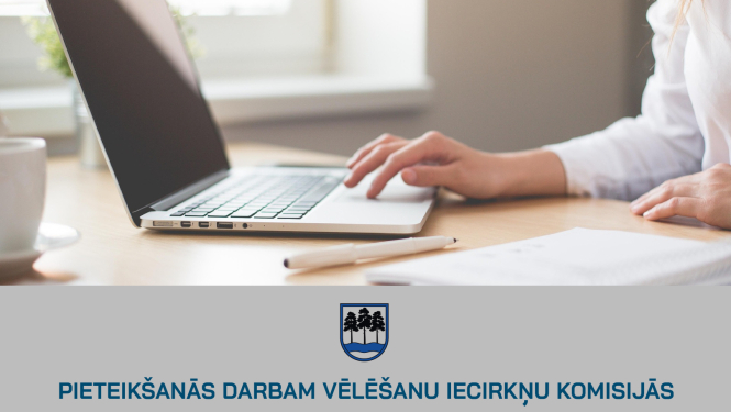 Aicinājums pieteikt kandidātus darbam vēlēšanu iecirkņu komisijās. Atvērts dators, sievietes rokas, pierakstu klade un pildspalva.