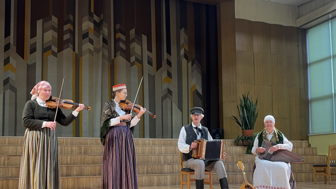 Krapes folkloras kopa piedalās ikgadējā skatē