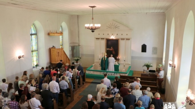 Krapē tiek iesvētīts jaunais baznīcas tornis un zvans