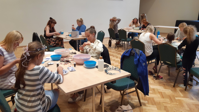 Mātes un meitas darina sev skaistus kroņus