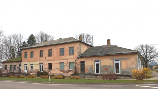 Divstāvu ēka lašu kŗāsā, Ķeipenē