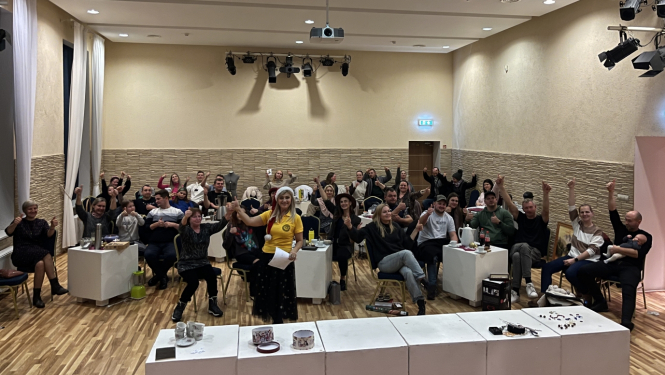 Lielā Ziemassvētku labdarības izsole Ķeguma Tautas nama zālē pulcē lielu skaitu atbalstītāju