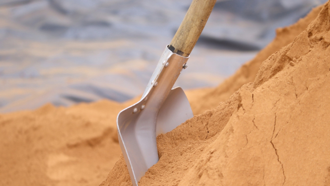 Smiltīs iedurta lāpsta