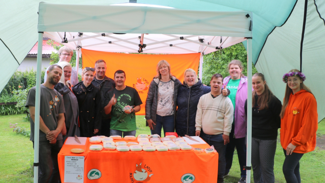Sociāla uzņēmēja pie Zelta liepas darbinieki degustē ražotāja Lapsas mājas sieru 19.06.2024.