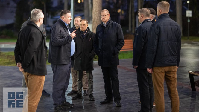 Latvijas Finiera delegācija un Ogres novada pašvaldības domes priekšsēdētājs Egils Helmanis vizītes laikā pie Ogres Valsts ģimnāzijas.