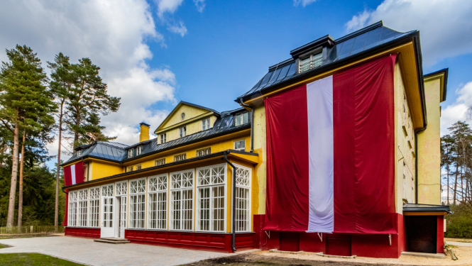 Latvijas karogs rotā bijušās sanatorijas "Ogre" fasādi