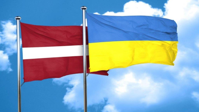 Latvijas un Ukrainas karogi