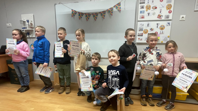 Bērni piedalās tehniskās jaunrades - lego konkursā