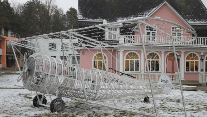 Ogrē uzstādīts jauns vides objekts - lidmašīna no Liepājas