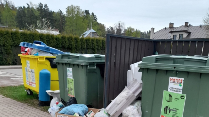 Lielgabarīta atkritumi pie konteineriem 26.04.2023.